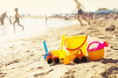 Sahil kumu güneş ışığı altında yaz tatil kavramı çocukça oyuncak