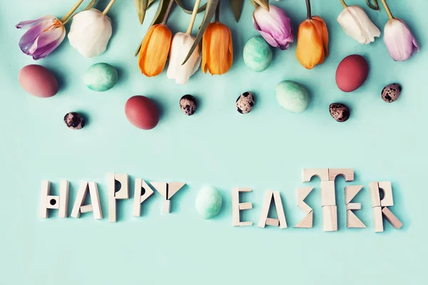 Huevos Pascua Flores Tulipán Con Letras Madera Feliz Pascua Sobre — Foto de Stock