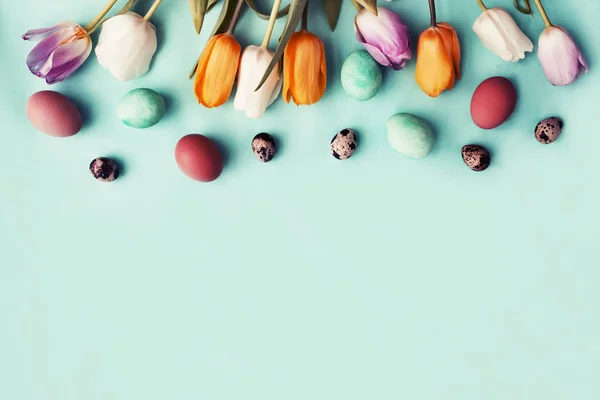 Ovos Páscoa Com Flores Tulipa Festiva Primavera Fundo Azul — Fotografia de Stock