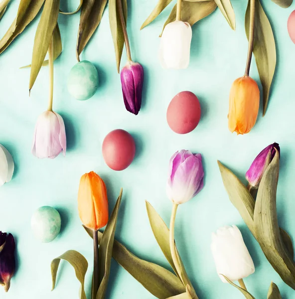 Páscoa Flat Lay Com Ovos Flores Tulipa Fundo Azul Primavera — Fotografia de Stock