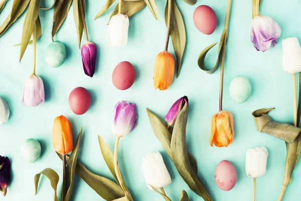 Puesta Plana Pascua Con Huevos Flores Tulipán Sobre Fondo Azul — Foto de Stock