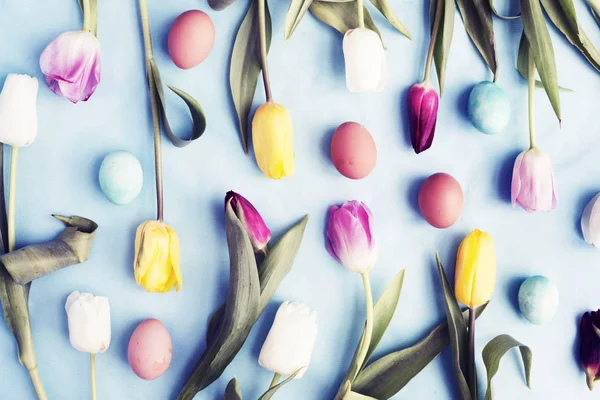 Великодня Квартира Лежала Яйцями Квітами Тюльпанів Весняно Блакитному Фоні — стокове фото