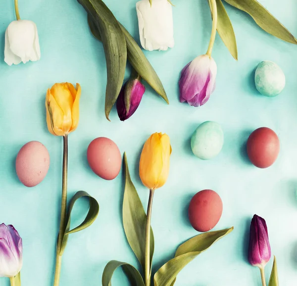 Pasqua Piatto Deporre Con Uova Fiori Tulipano Sfondo Blu Primavera — Foto Stock