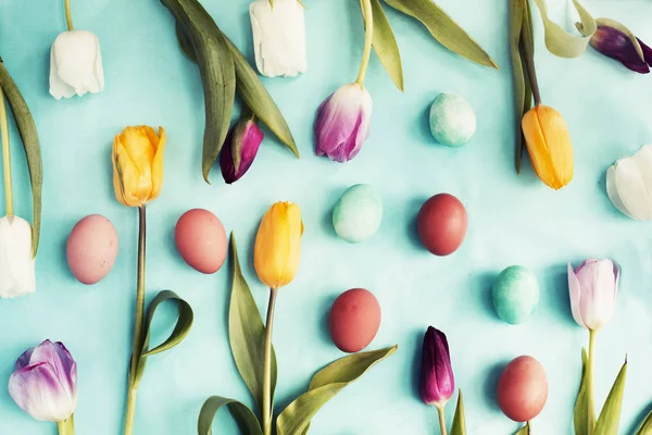 Páscoa Flat Lay Com Ovos Flores Tulipa Fundo Azul Primavera — Fotografia de Stock