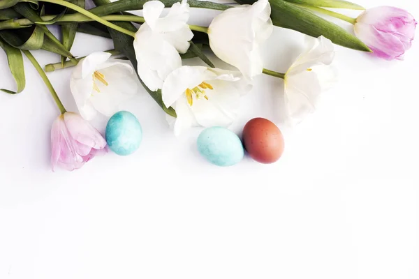 Ovos Páscoa Com Flores Tulipa Branca Fundo Primavera — Fotografia de Stock