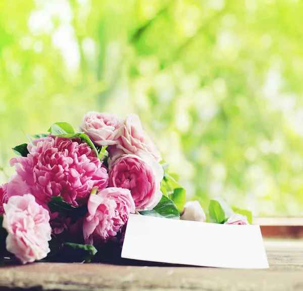 Schöner Rosa Strauß Und Grußkarte Auf Dem Tisch Natürlicher Frühlingshintergrund — Stockfoto