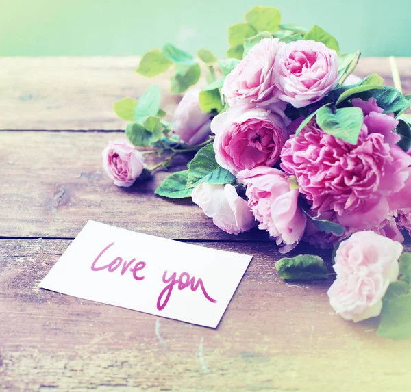 Bellissimo Bouquet Rosa Biglietto Auguri Sul Tavolo Sfondo Naturale Primavera — Foto Stock