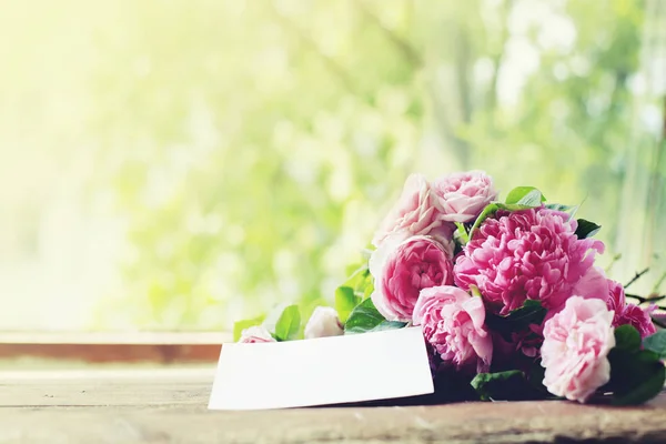 Vacker Rosa Bukett Och Hälsningen Kort Bordet Naturliga Våren Bakgrund — Stockfoto