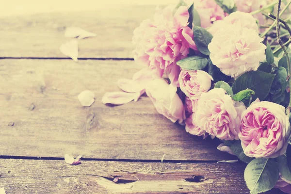 Μαρτίου Όμορφα Ροζ Λουλούδια Μπουκέτο Στο Τραπέζι Φυσικό Μεταλλικό Φόντο — Φωτογραφία Αρχείου