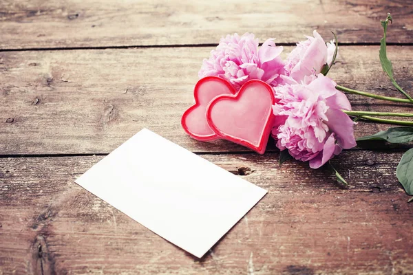 Valentinstag Flaches Arrangement Mit Blumen Leeren Karten Und Herzen — Stockfoto