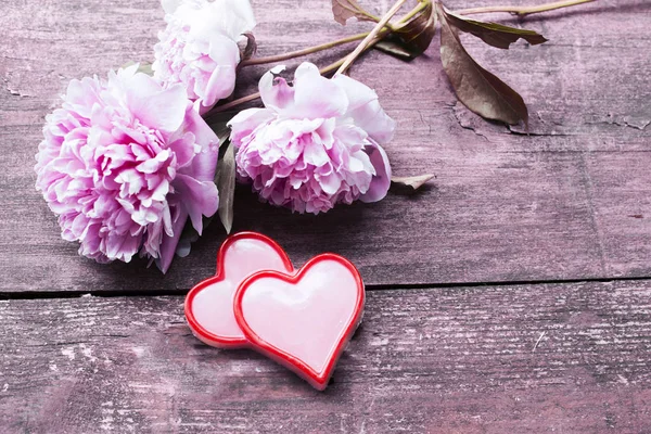 Sevgililer Günü Düz Yatıyordu Kalpler Çiçekler Ile Düzenleme — Stok fotoğraf