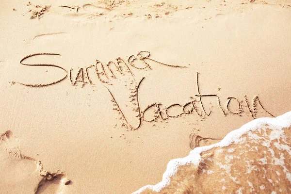 Letras Vacaciones Verano Escritas Arena Fondo Vacaciones — Foto de Stock