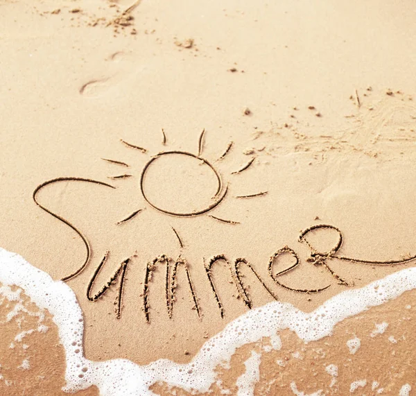 Lato Literowanie Symbol Słońce Napisane Piasku Tło Wakacje — Zdjęcie stockowe