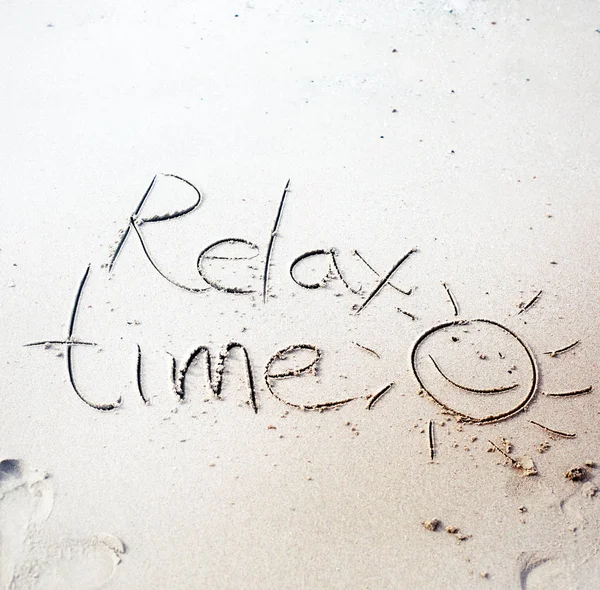 Tempo Relax Lettering Sole Sorridente Scritto Sulla Sabbia Sfondo Vacanza — Foto Stock