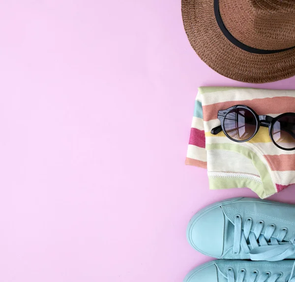 Vacaciones Verano Plano Conceptual Con Zapatos Tenis Ropa Colorida Sombrero — Foto de Stock