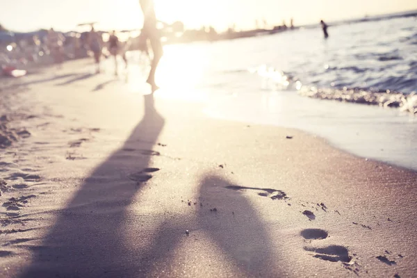Αφηρημένη Άποψη Των Ανθρώπων Που Περπατούν Στην Αμμουδερή Ακτή Φόντο — Φωτογραφία Αρχείου