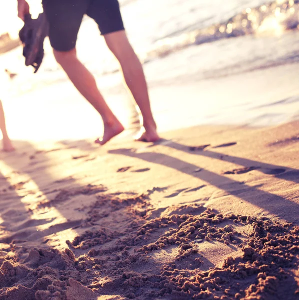 砂浜の海岸は 夏の休暇のバック グラウンドを歩く人の抽象的なビュー — ストック写真