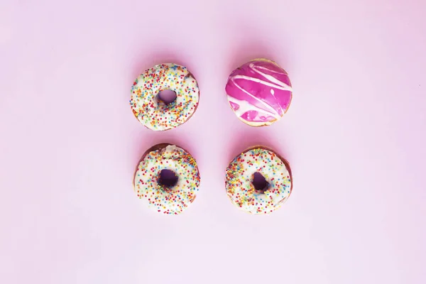 Вид Зверху Солодких Глазурованих Пончиків Рожевому Фоні — стокове фото