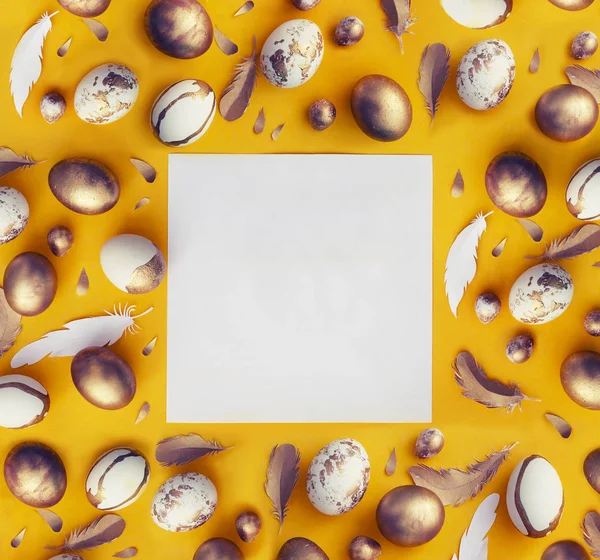 Εορταστικό Πάσχα Επίπεδη Θέσει Διακοσμητικά Χρωματιστά Πασχαλινά Αυγά Φτερά Και — Φωτογραφία Αρχείου