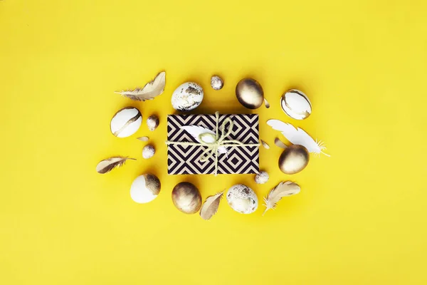Festliche Osterflache Mit Dekorativen Farbigen Ostereiern Eingewickeltem Geschenk Und Federn — Stockfoto