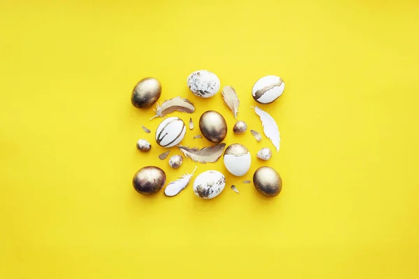 Festliche Osterflache Mit Dekorativ Gefärbten Ostereiern Und Federn Auf Gelbem — Stockfoto
