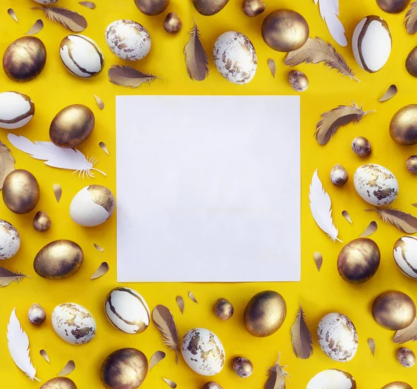 Εορταστικό Πάσχα Επίπεδη Θέσει Διακοσμητικά Χρωματιστά Πασχαλινά Αυγά Φτερά Και — Φωτογραφία Αρχείου