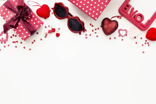 Día San Valentín Plano Con Cajas Regalo Corazones Gafas Sol —  Fotos de Stock