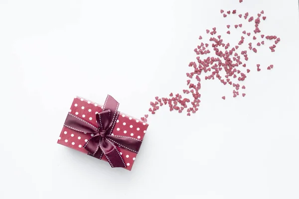 Arrangement Plat Saint Valentin Avec Boîte Cadeau Confettis Coeur — Photo