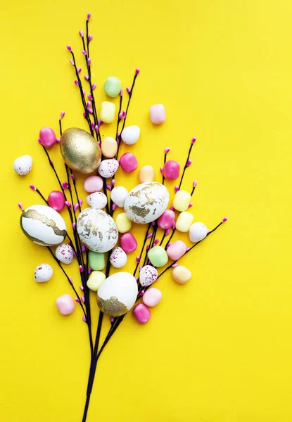 Ramoscelli Salice Fatti Mano Con Colorate Uova Pasqua Decorazione Sfondo — Foto Stock