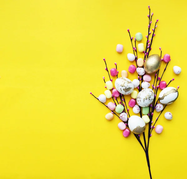 Ramoscelli Salice Fatti Mano Con Colorate Uova Pasqua Decorazione Sfondo — Foto Stock