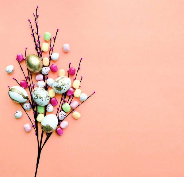 Galhos Salgueiro Artesanais Com Decoração Ovos Páscoa Colorida Fundo Bege — Fotografia de Stock