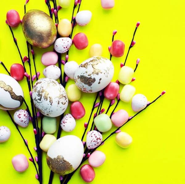 Sarı Arka Plan Üzerinde Renkli Paskalya Yumurta Süslemeli Yapımı Willow — Stok fotoğraf