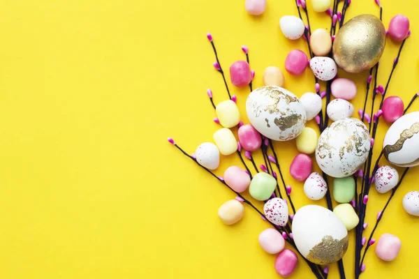 Salgueiro Artesanal Galhos Com Colorido Ovos Páscoa Decoração Fundo Amarelo — Fotografia de Stock