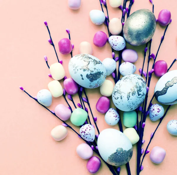 Ramitas Sauce Hechas Mano Con Coloridos Huevos Pascua Decoración Sobre —  Fotos de Stock