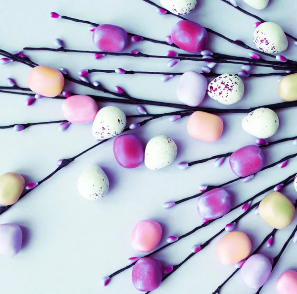Ramitas Sauce Hechas Mano Con Coloridos Huevos Pascua Decoración Sobre —  Fotos de Stock