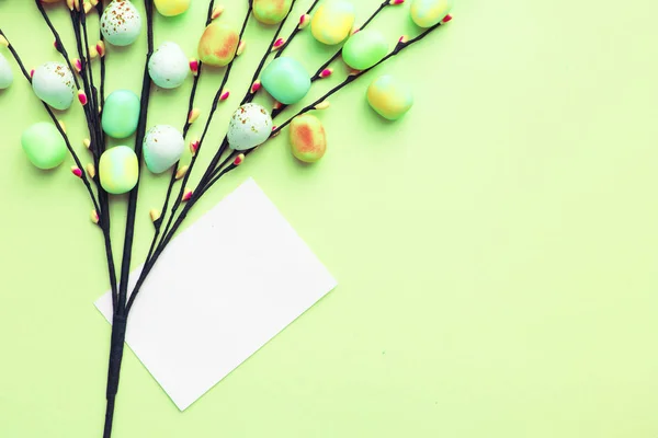 Galhos Salgueiro Artesanais Com Decoração Ovos Páscoa Colorida Com Cartão — Fotografia de Stock