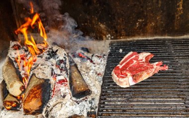 T-Bone biftek ızgara ham