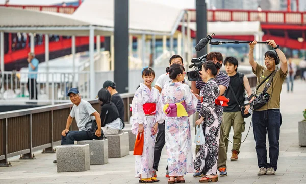 Família japonesa em vestido tradicional com câmeras de tv — Fotografia de Stock