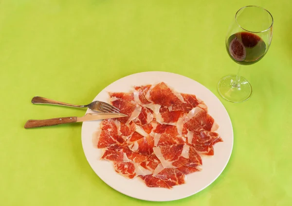 Lonchas de jamón curado en seco en el plato con vino en el restaurante — Foto de Stock