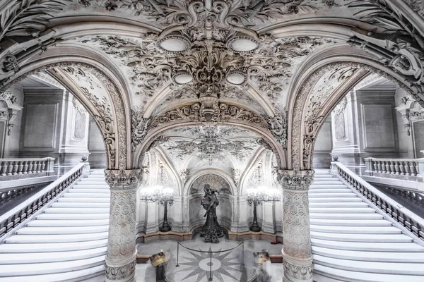 ПАРИЖ, Франция, 17 МАЯ: Интерьер Парижской оперы с лестницами, Дворец Гарнье, был построен с 1861 по 1875 17 мая 2015 года в Париже . — стоковое фото