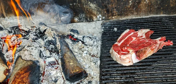 T-bone stek rå på grillen — Stockfoto