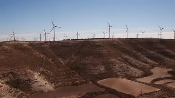 Dolly-Zoom über riesigen Windkraftpark im Sommer — Stockvideo