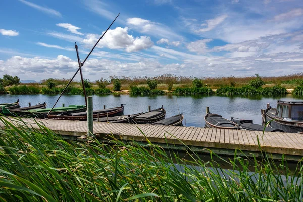 Barche e pontile da pesca in legno — Foto Stock