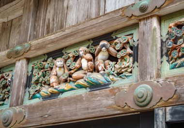 Maymun Nikko ağaçlarda ahşap süsleme