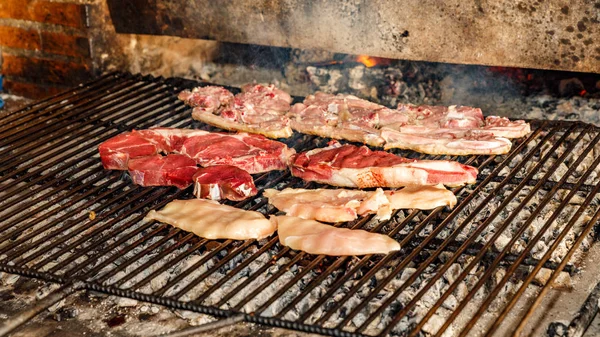 Bifes em T-bone e grelha de filetes de frango — Fotografia de Stock