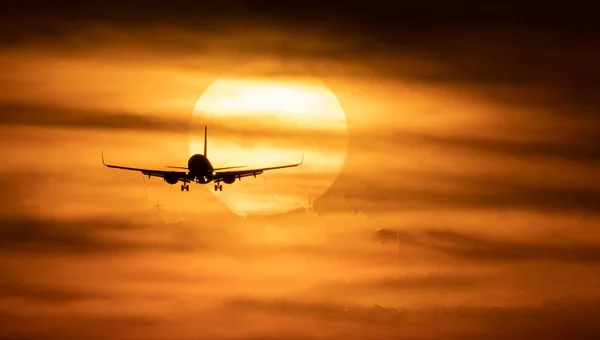 Красивый закат с самолетом. Концепция путешествия — стоковое фото