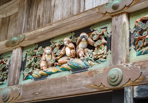 Maymun Nikko ağaçlarda ahşap süsleme