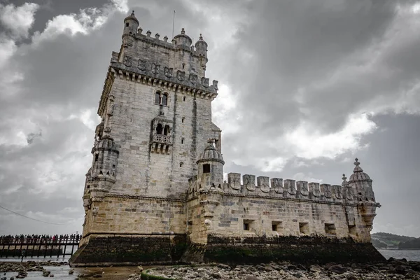 Lisbonne Torre de Belem contre ciel nuageux — Photo
