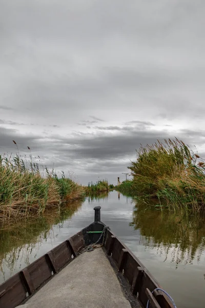 Lodí přes kanál v Albufera, vertikální složení — Stock fotografie