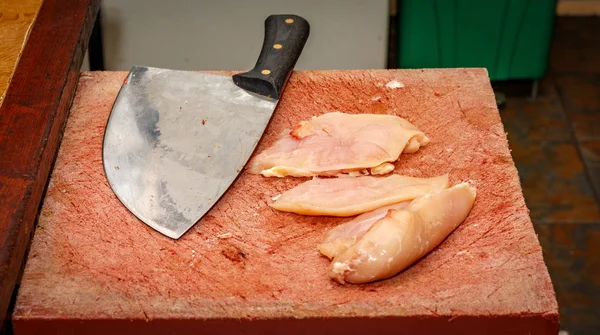 Nůž nad dřevo s kuřecím masem — Stock fotografie